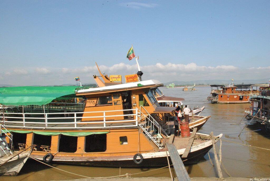 barco saliendo del puerto de Mandalay