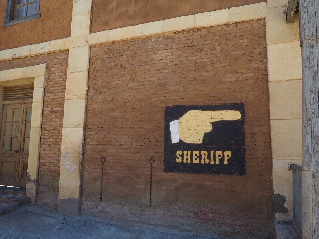 Vamos a la oficina del Sheriff